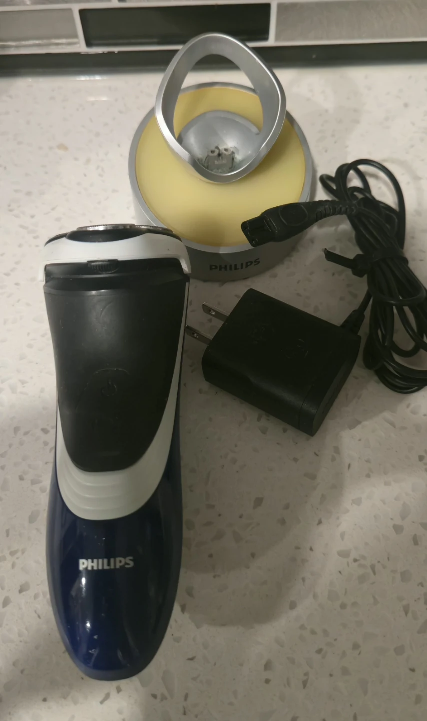 Philips Norelco Shaver with Charging Stand and Power Adapter - photo 3