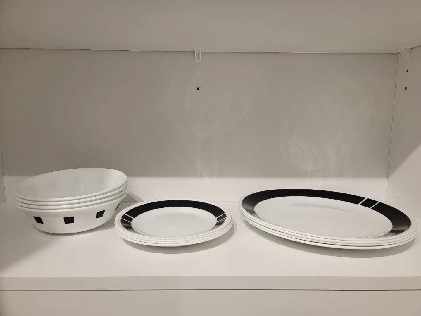 Stackable White Bowls with Black Rim Plates (4 people placement)