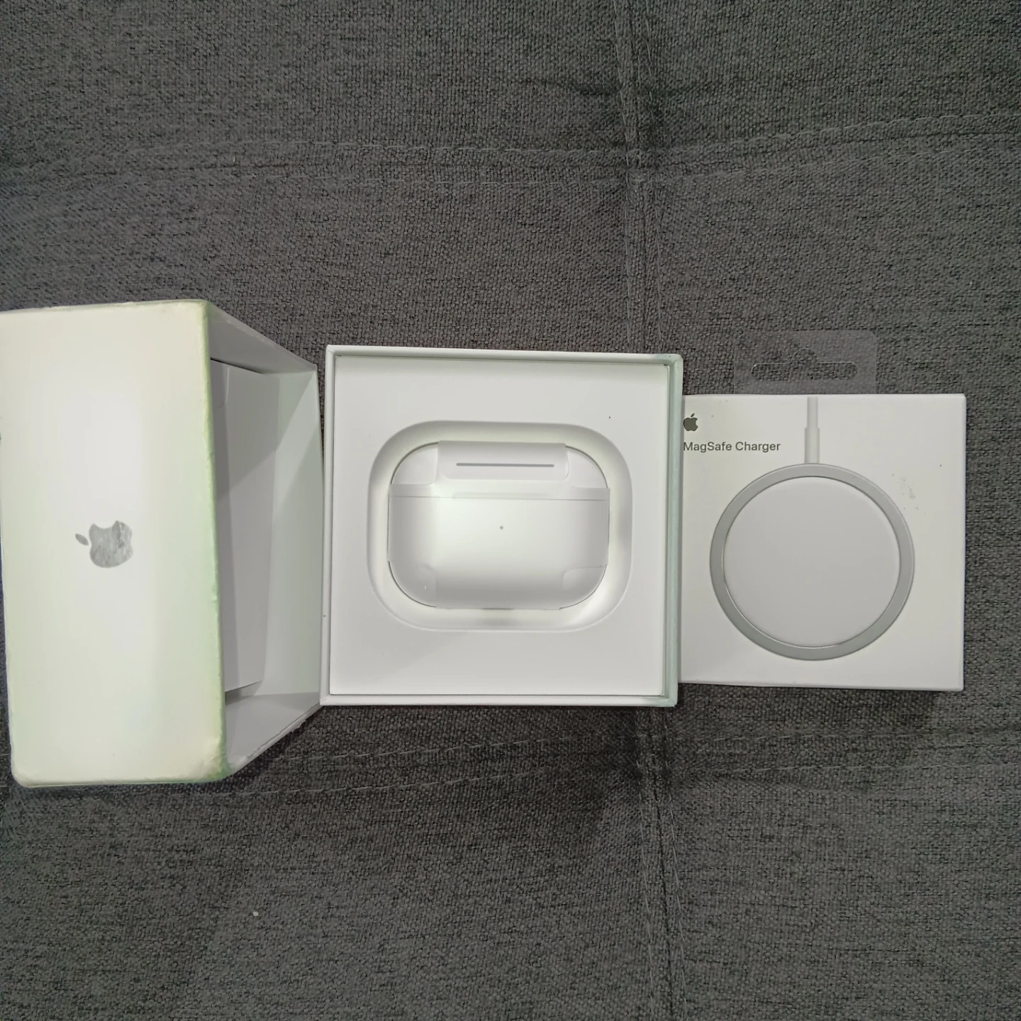 Apple AirPods Pro (2nd Gen) w/ MagSafe Charging Case + Charger - photo 2
