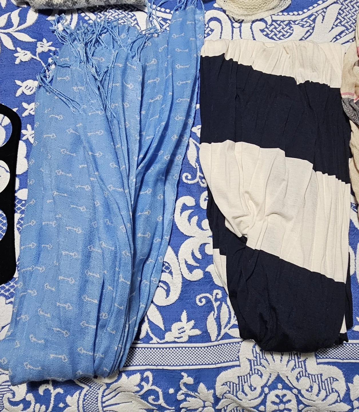 Scarves and hanger - photo 5