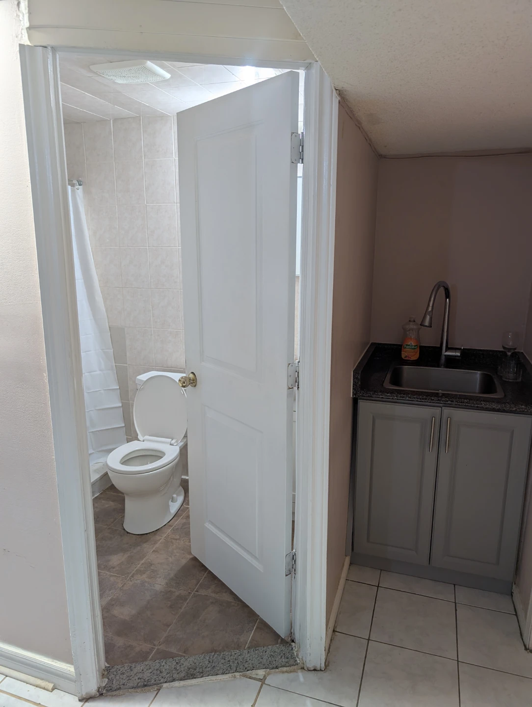 Private Basement Studio Apartment - photo 2