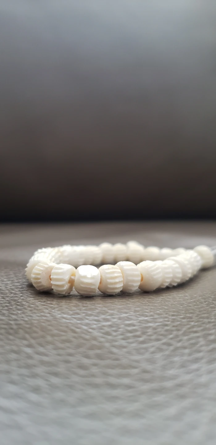Cream Carved Bead Bracelet - photo 2