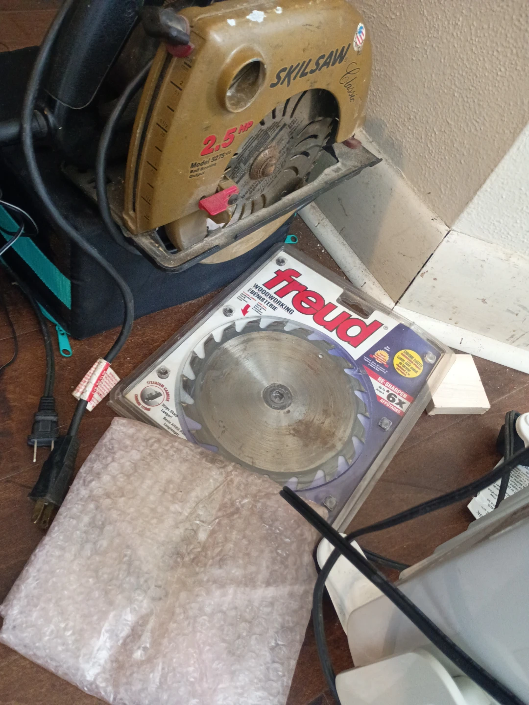 SkilSaw Classic 2.5 HP Circular Saw with Freud Saw Blade