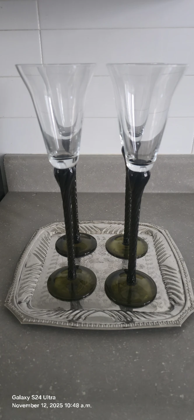 Set of 4 Twisted Stem Wine Glasses - photo 2