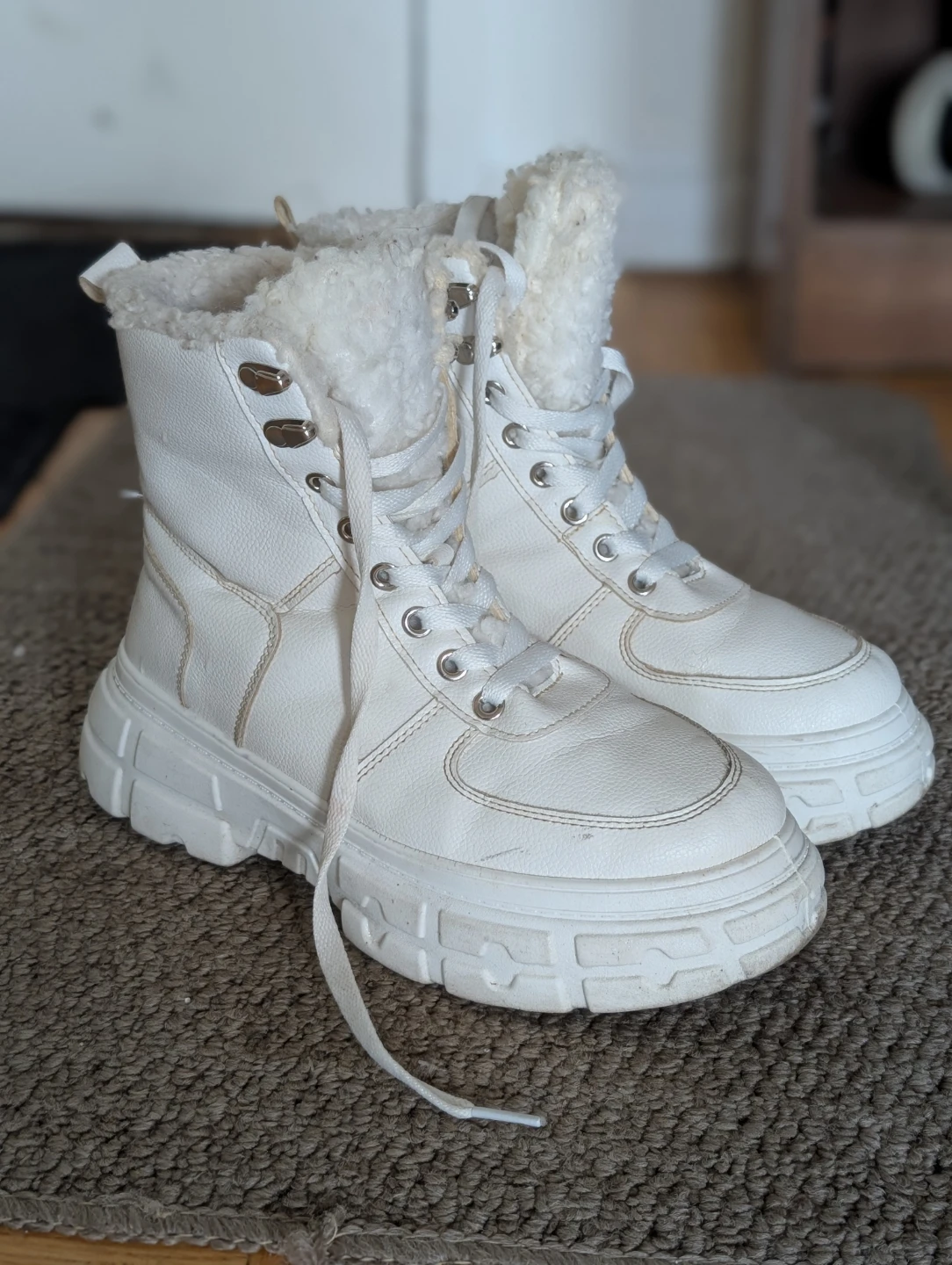 Ardene White Faux Fur Lined Lace-Up Boots 🏆