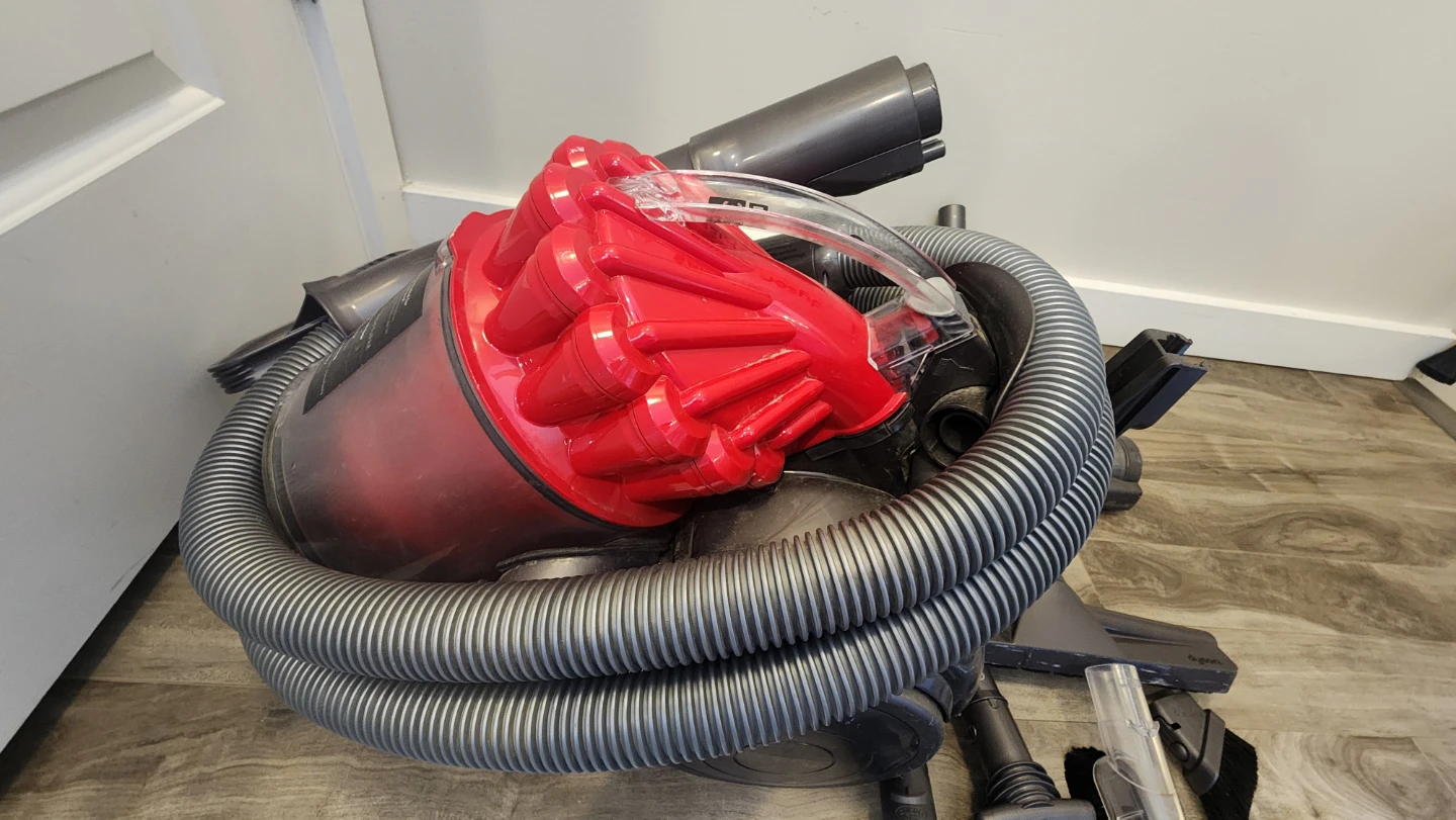 Dyson DC32 Vacuum - photo 4
