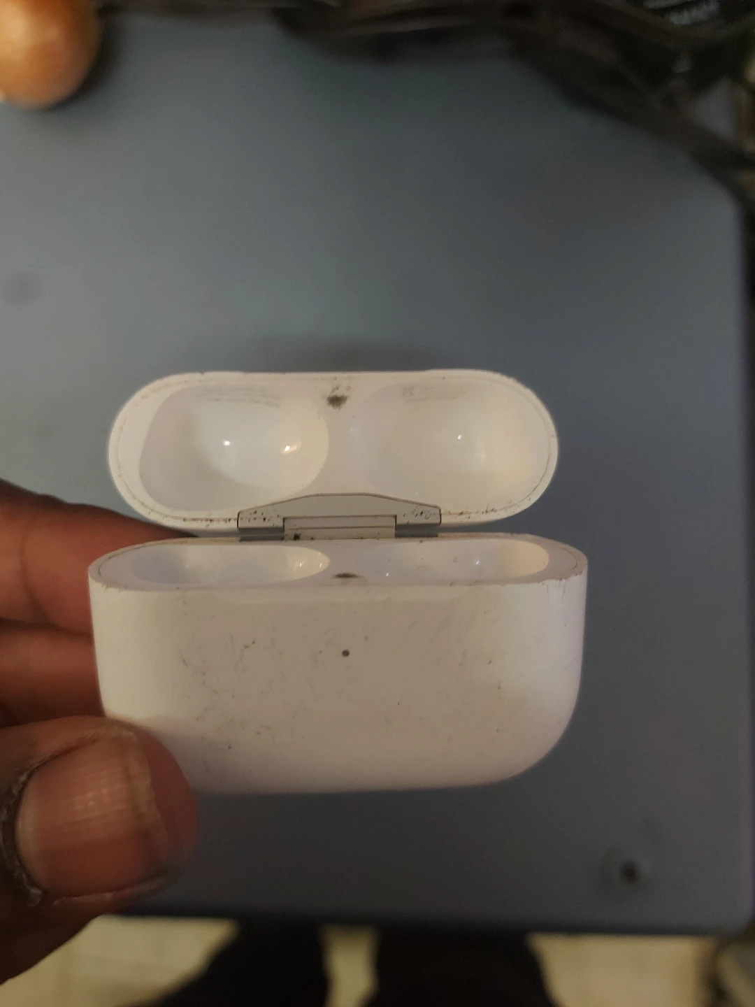 Apple AirPods Pro Charging Case - photo 4