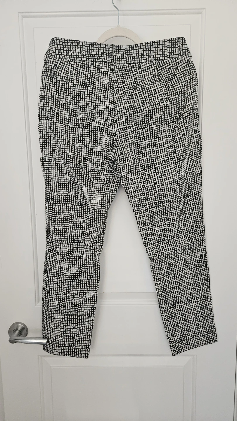 Le Château Black & White Patterned Pants, Size 8 medium - photo 2