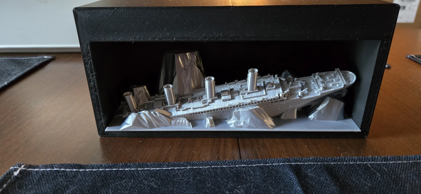 Titanic Shipwreck Diorama Display - photo 2