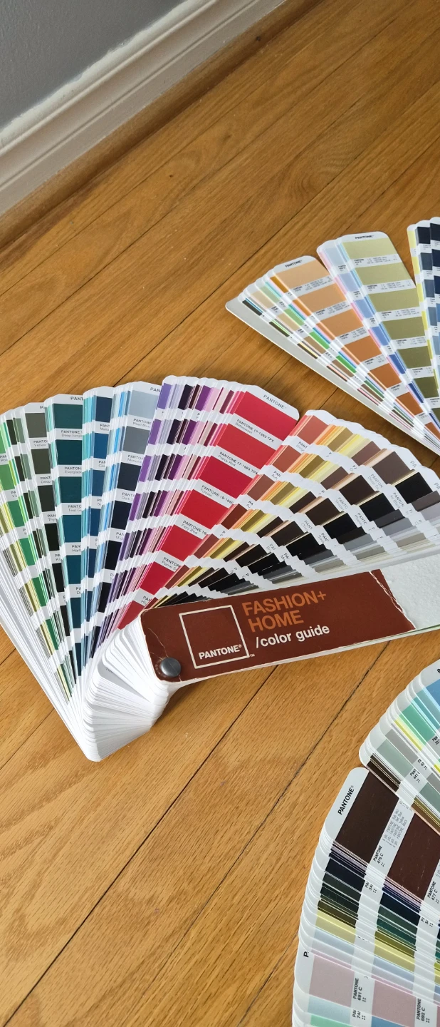 Set of 3 PANTONE Formula Guide Color Swatches - photo 3