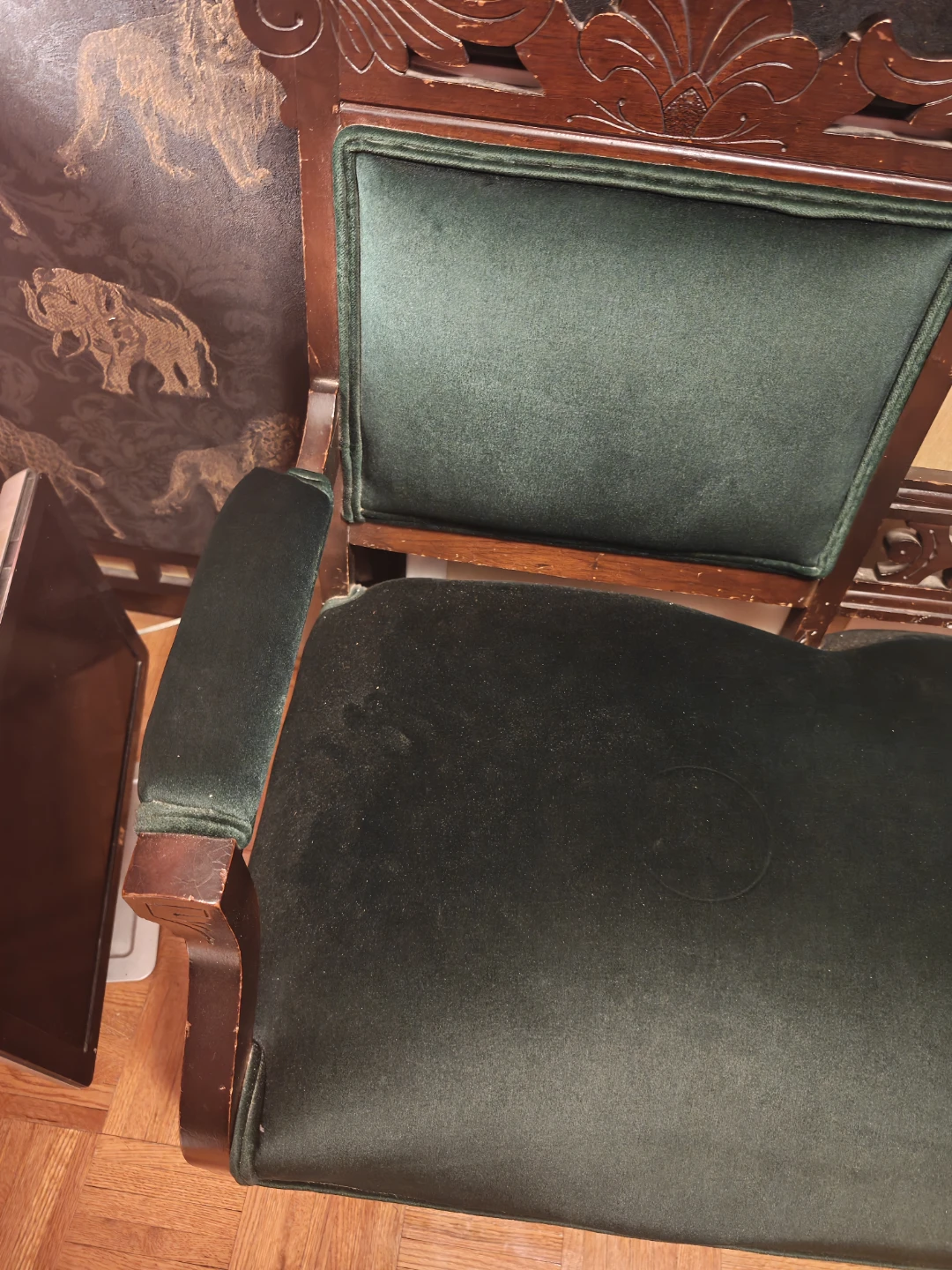 Vintage Accent Chair - Dark Wood and Green Velvet - photo 3