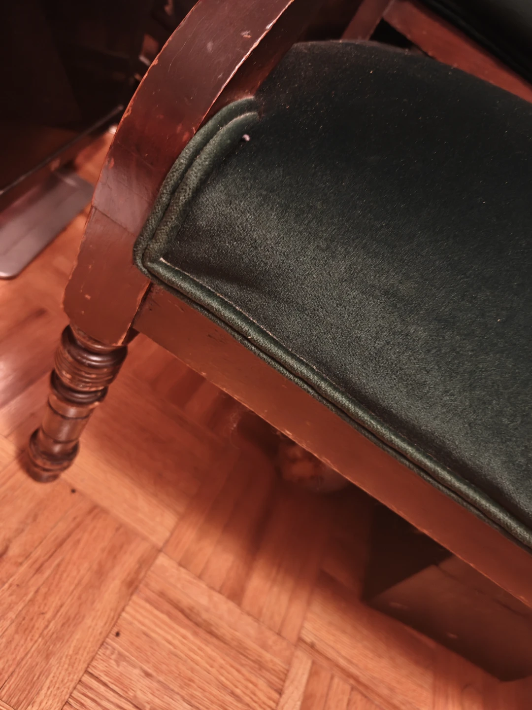 Vintage Accent Chair - Dark Wood and Green Velvet - photo 2
