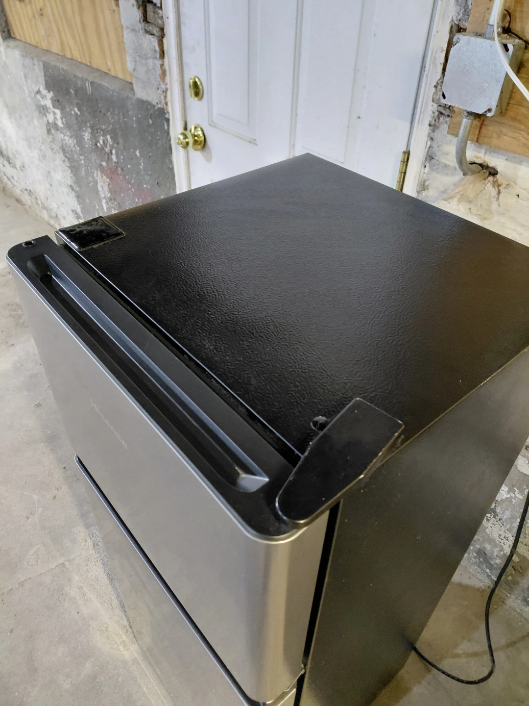 Hisense Compact Refrigerator - photo 4