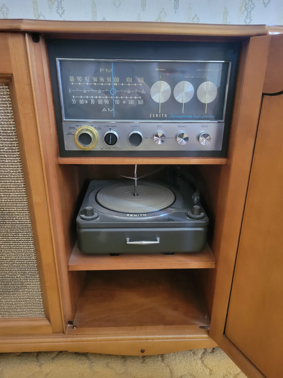 Zenith  High Fidelity Console Record Player & Radio - photo 3