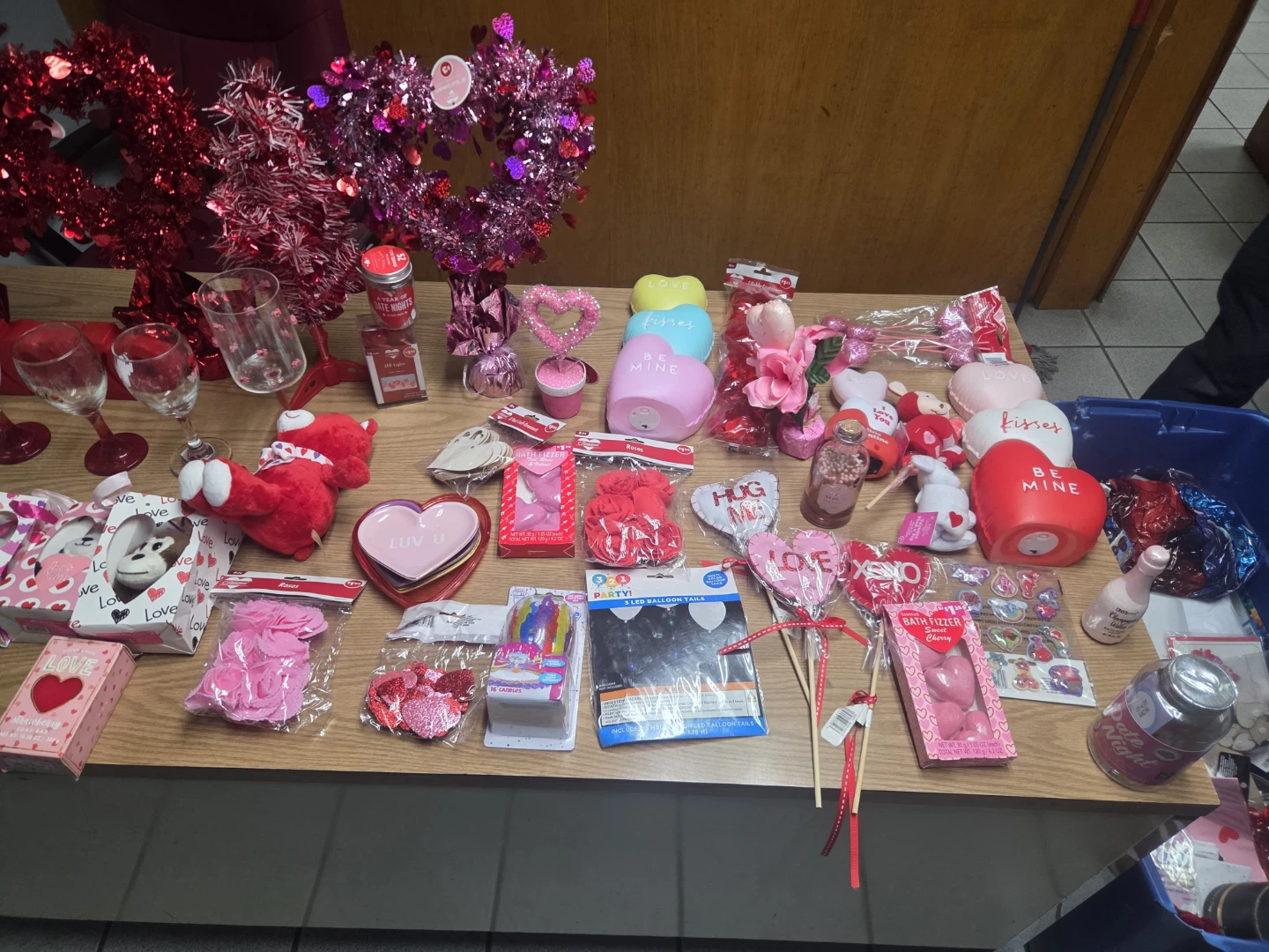 Assorted Valentine's Day Decor and Gifts - photo 2