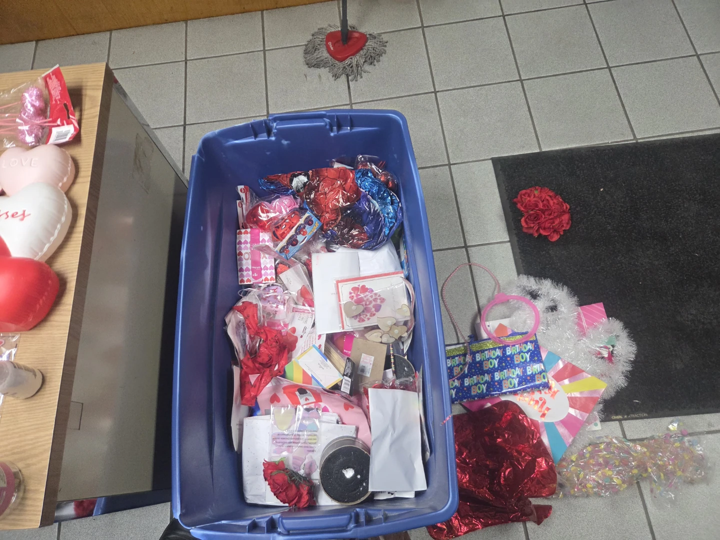 Assorted Valentine's Day Decor and Gifts - photo 4