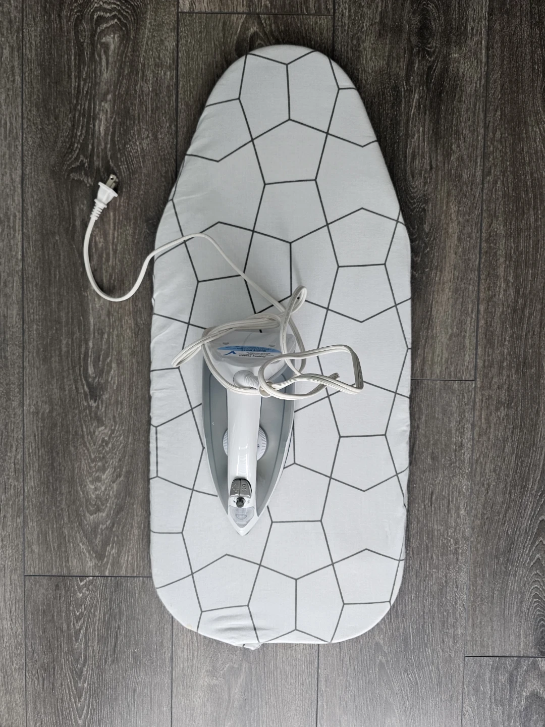 Amazon Basics Steam Iron and Ironing Board Set - photo 2