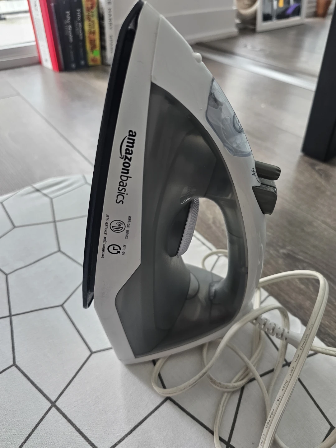 Amazon Basics Steam Iron and Ironing Board Set - photo 3