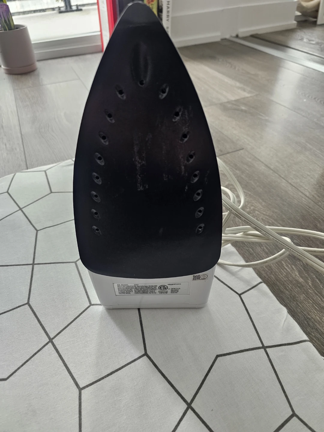 Amazon Basics Steam Iron and Ironing Board Set - photo 4