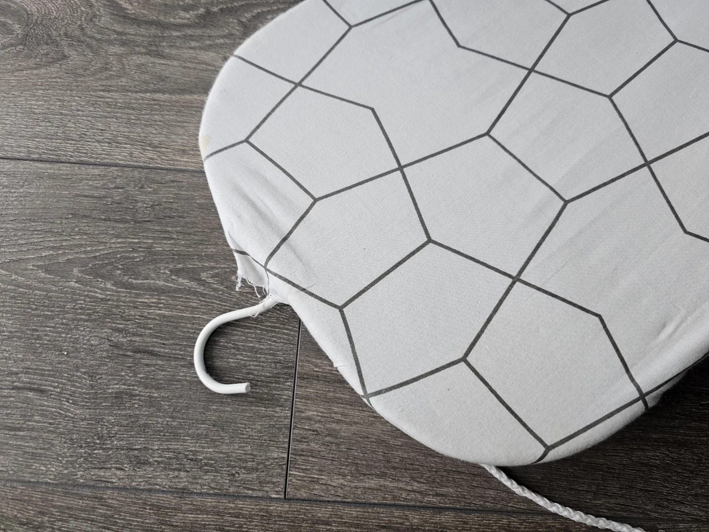 Amazon Basics Steam Iron and Ironing Board Set - photo 5