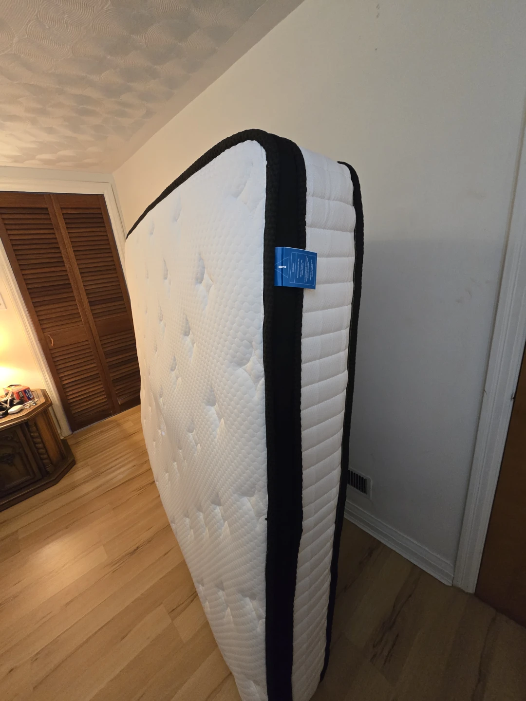 Clean, Like-New Queen Mattress – Used 2 Months Only - photo 5