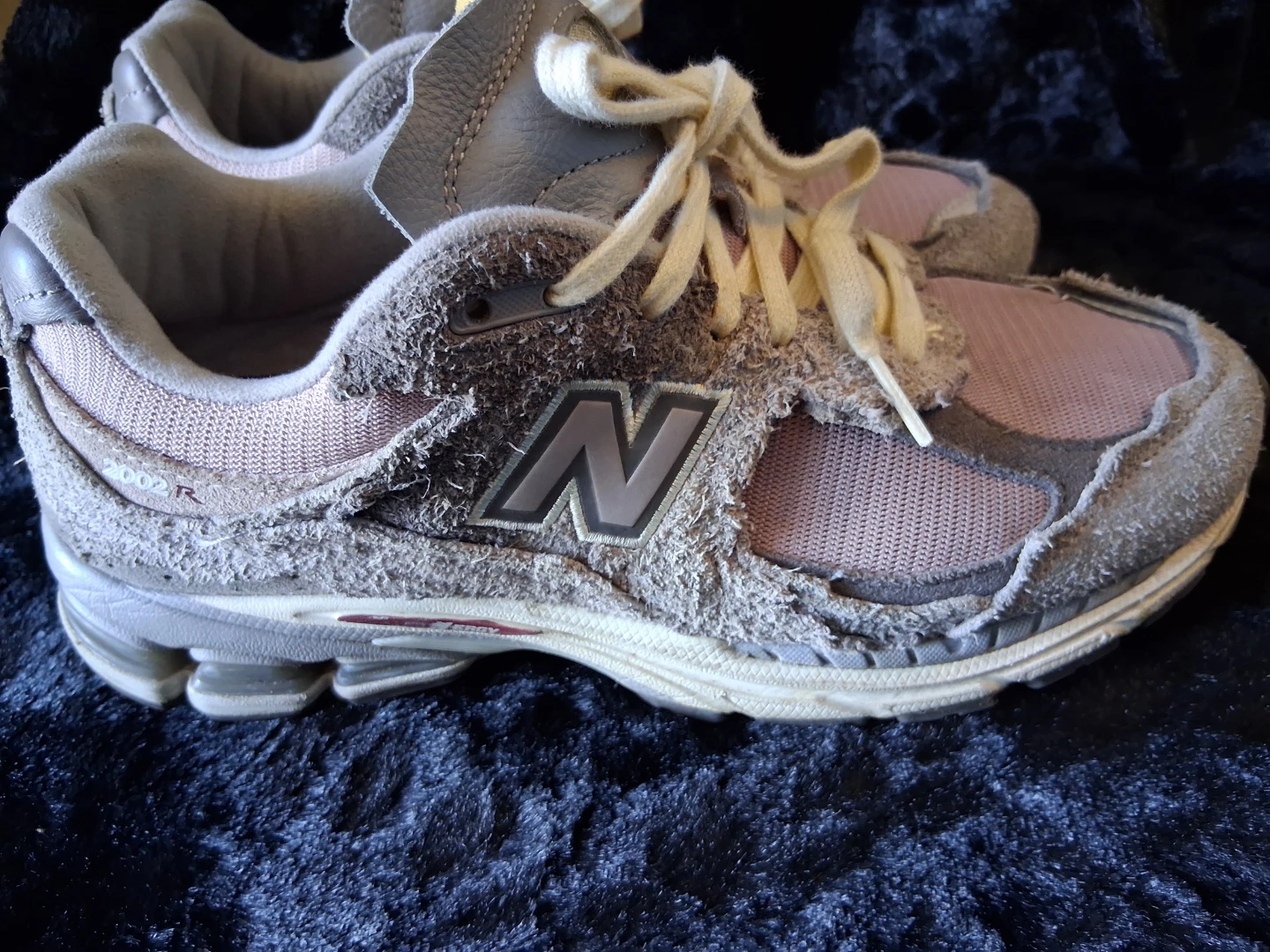 New Balance 2002R Sneakers