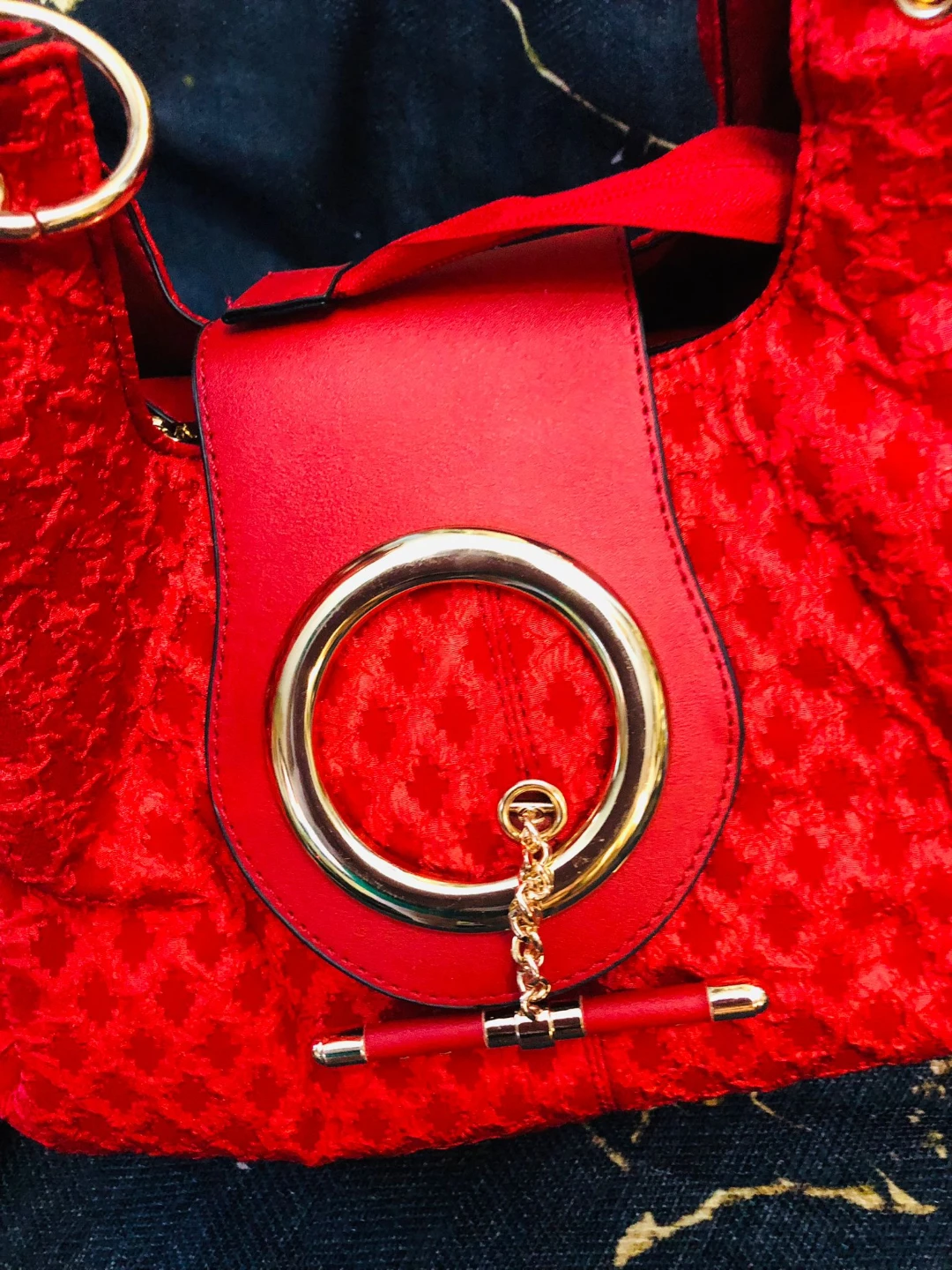 Red textured bag with gold hardware - photo 3