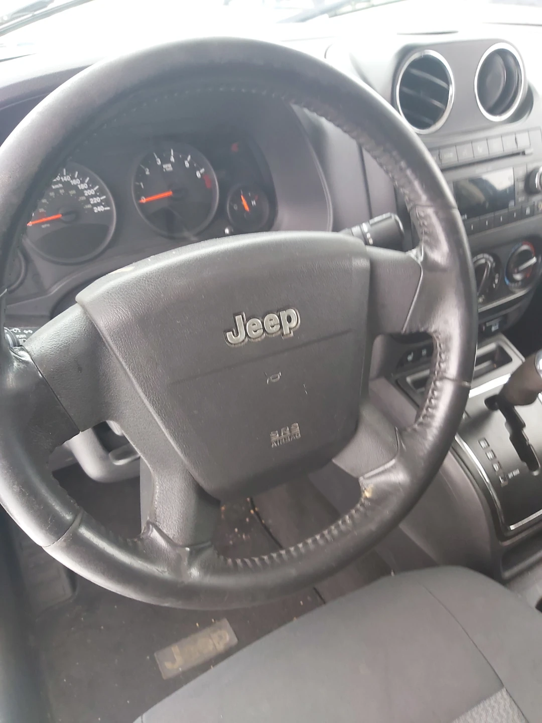 White Jeep Patriot 4x4 - photo 2