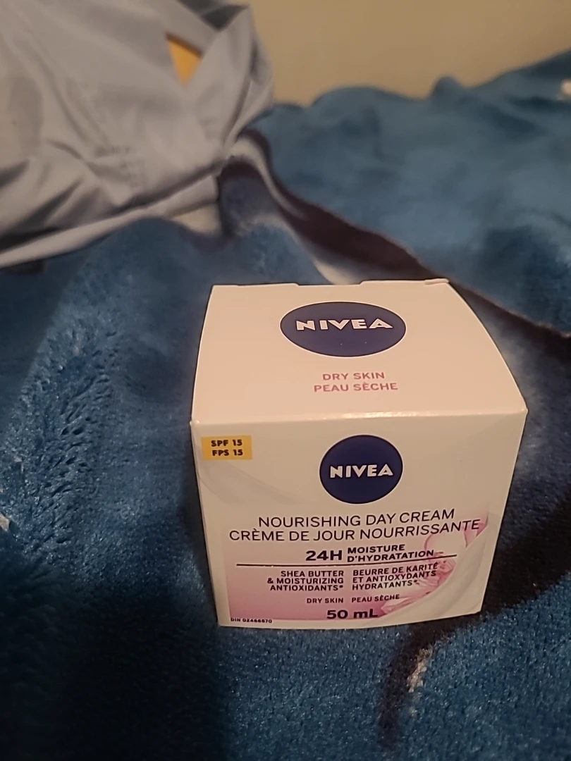 NIVEA Nourishing Day Cream for Dry Skin with SPF 15 - photo 2