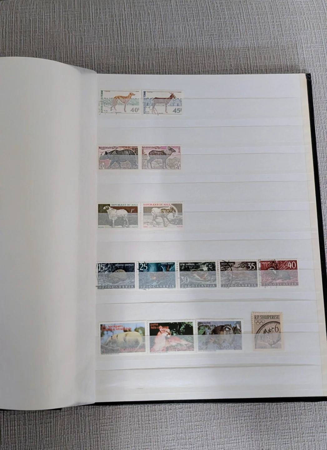 Stamp Collector Album with Assorted Stamp Collection - Animals - photo 2