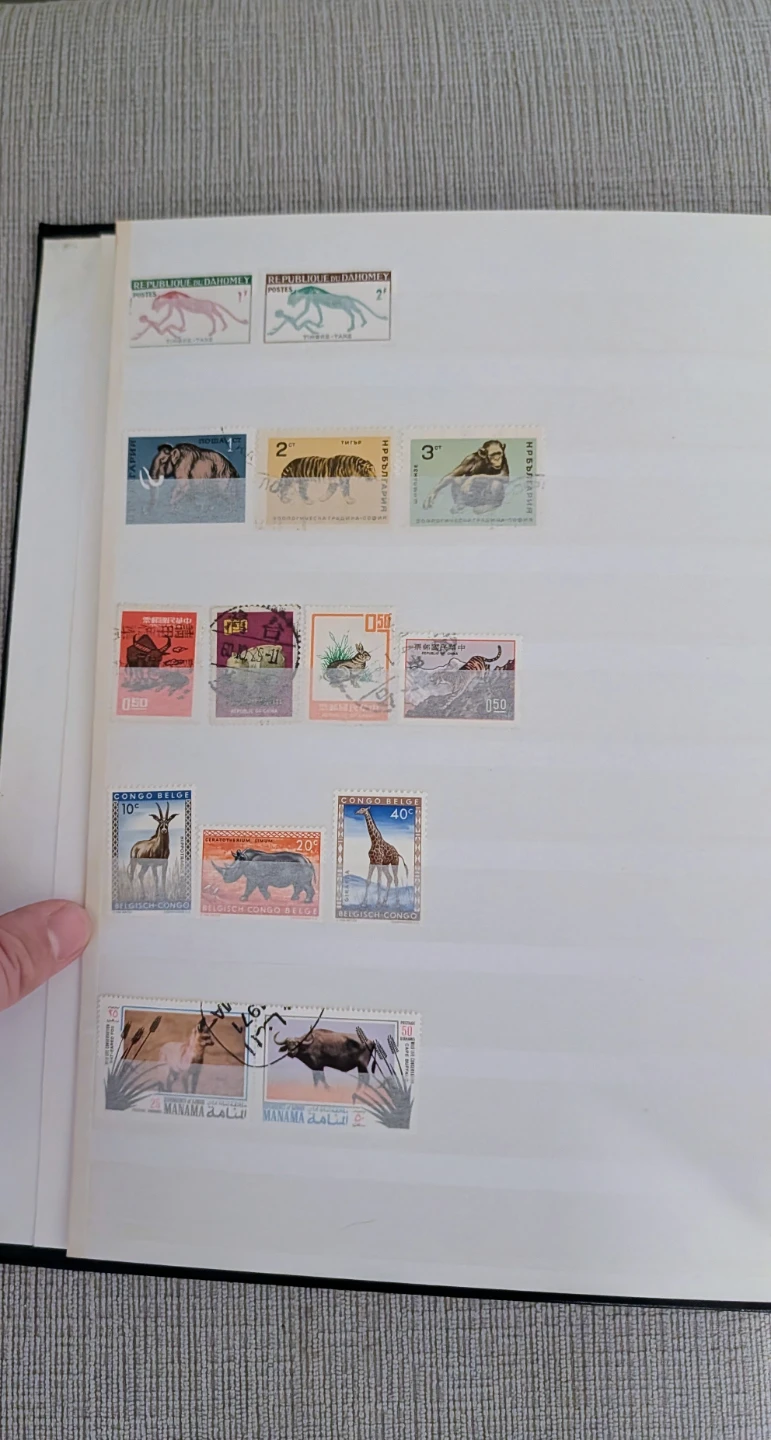 Stamp Collector Album with Assorted Stamp Collection - Animals - photo 3