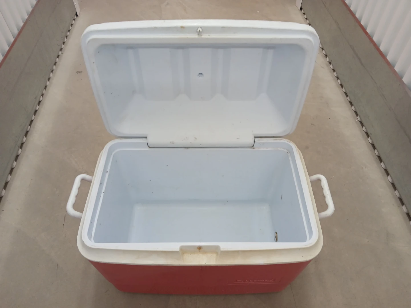 Rubbermaid 56 qt Cooler insulated portable heavy duty handles - photo 3