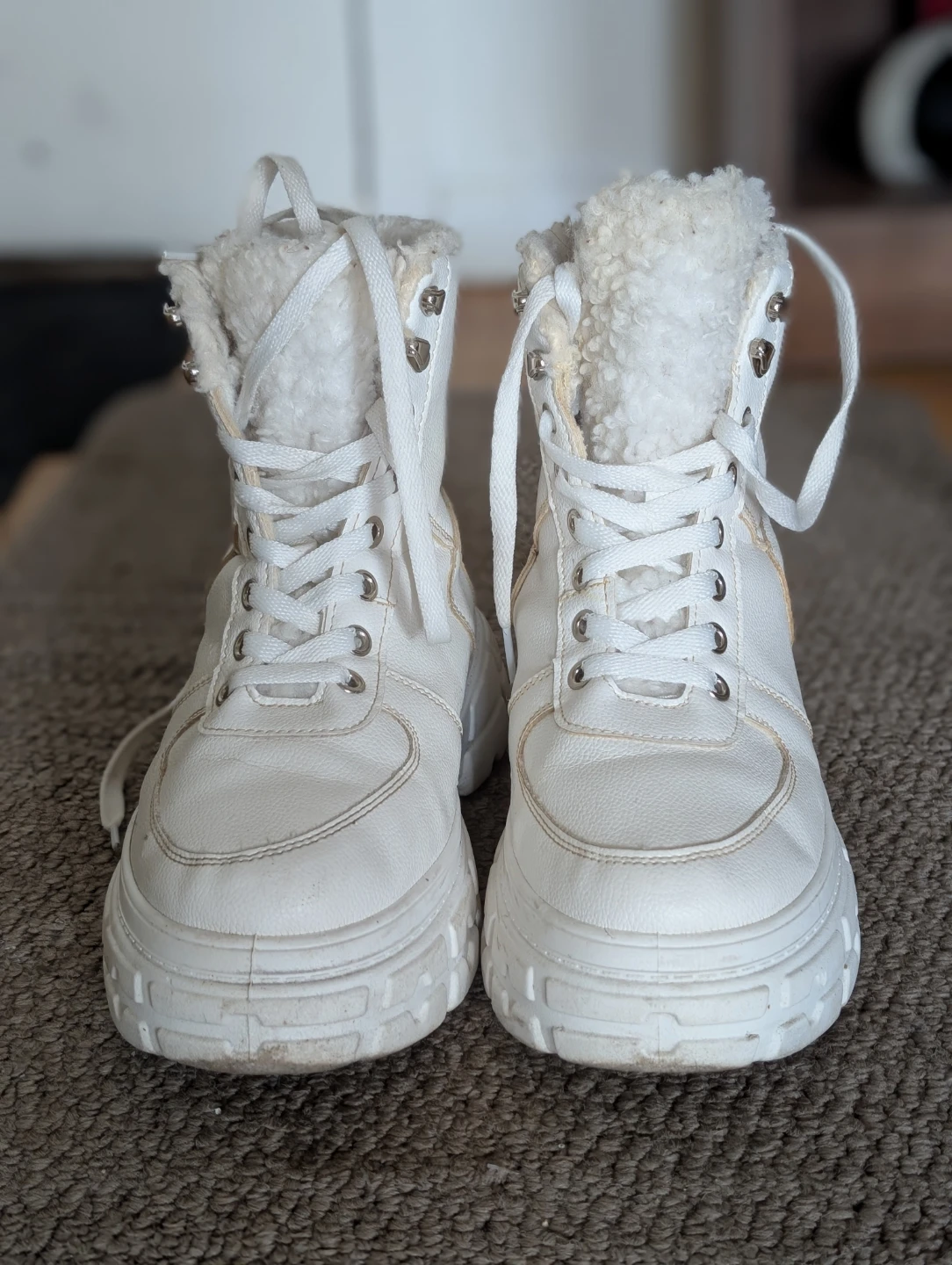 Ardene White Faux Fur Lined Lace-Up Boots 🏆 - photo 2