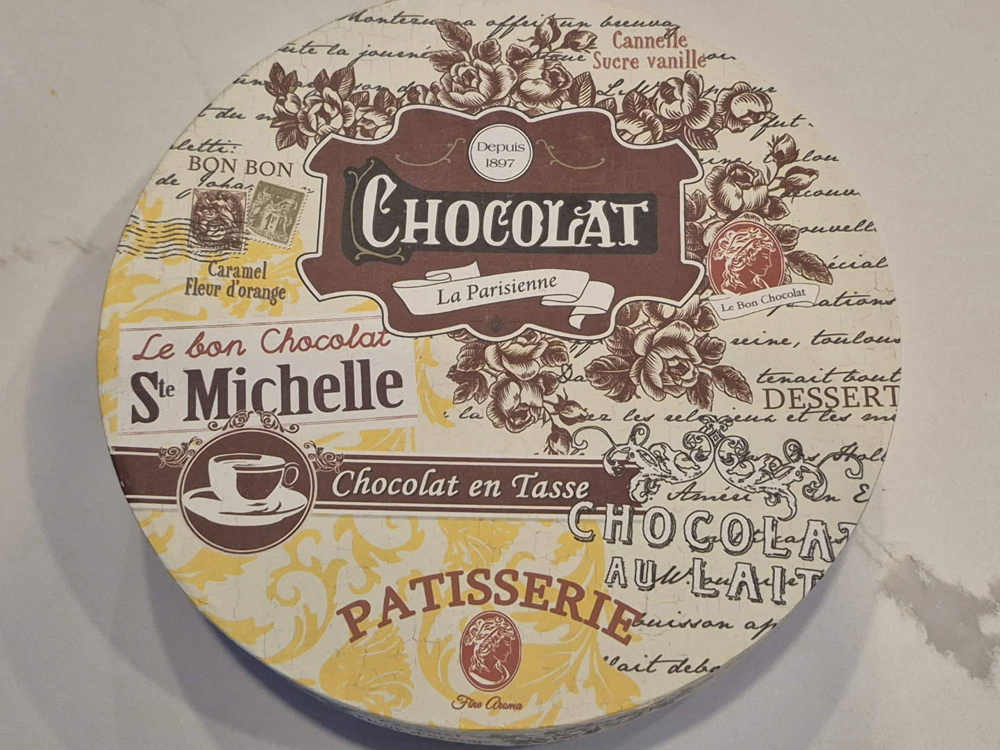 Set of 4 Porcelain dessert plates made in Italy.