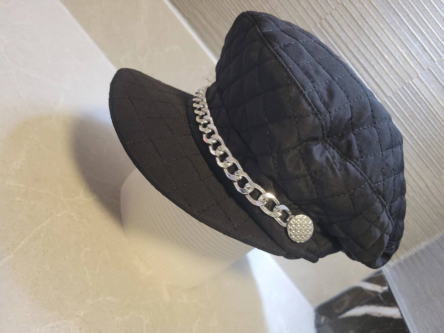 Black Quilted Newsboy Cap with Chain Detail 🏆 - photo 2