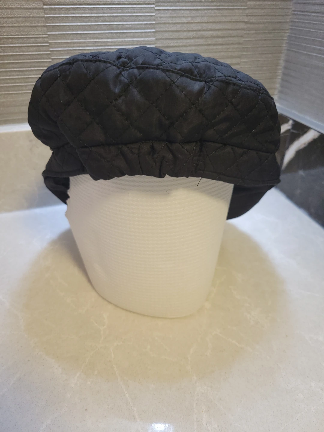 Black Quilted Newsboy Cap with Chain Detail 🏆 - photo 3