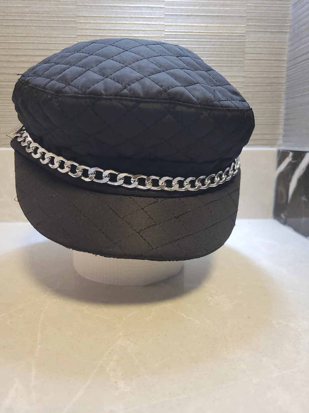 Black Quilted Newsboy Cap with Chain Detail 🏆 - photo 5