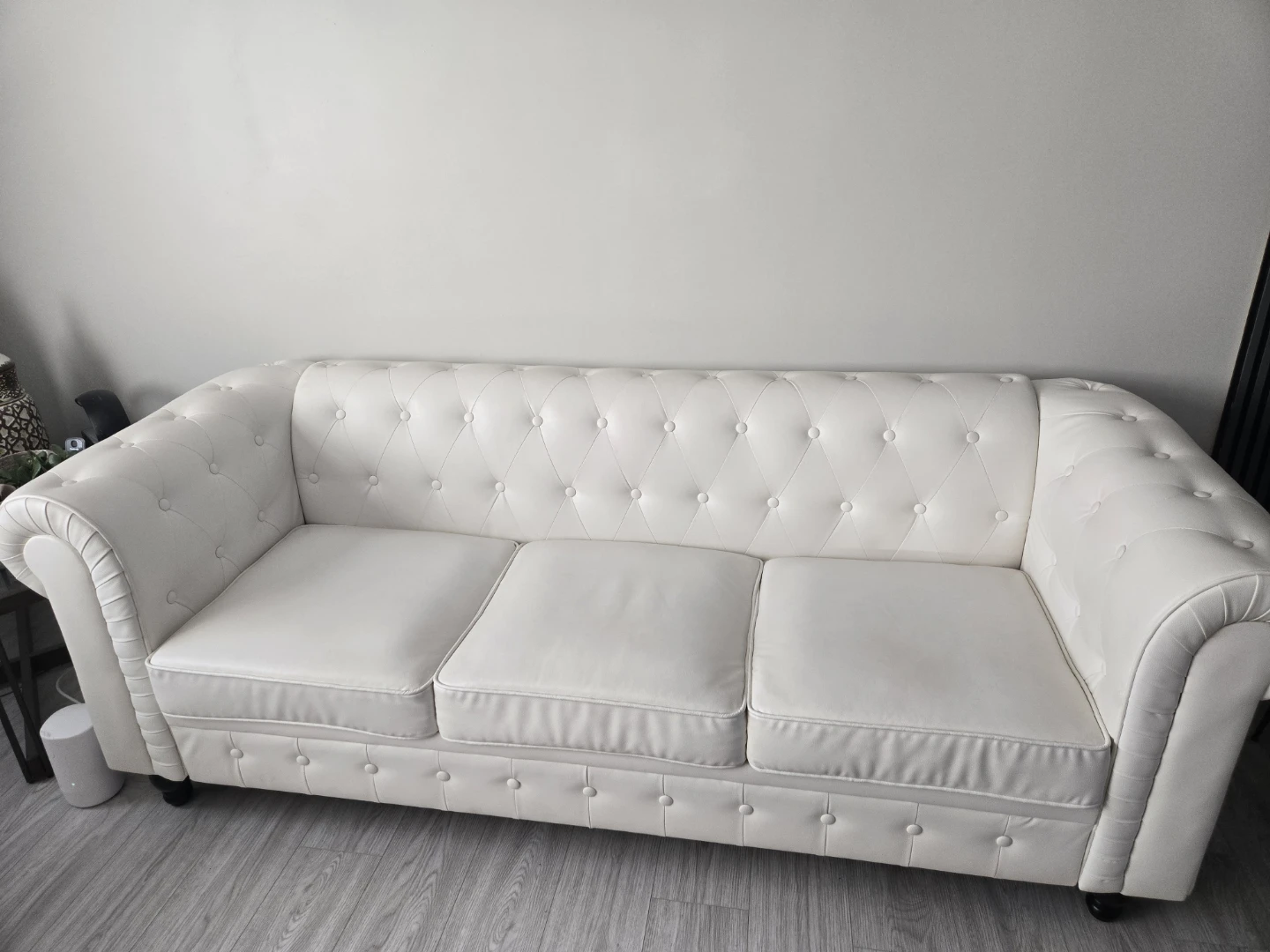 White Arlisa Chesterfield Tufted Button Sofa - photo 4