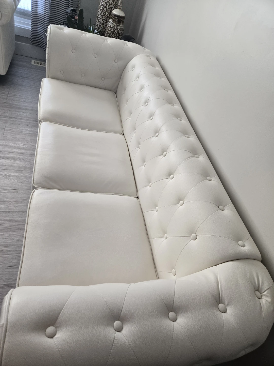 White Arlisa Chesterfield Tufted Button Sofa - photo 5
