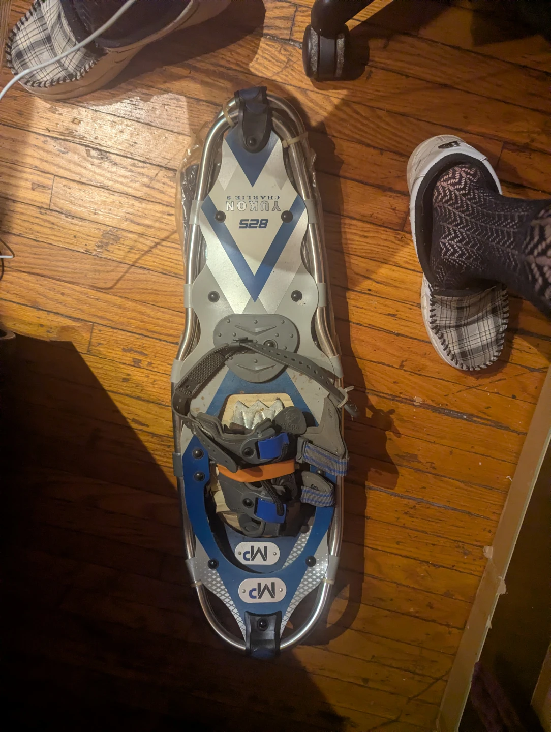 Yukon Charlie's S28 Snowshoes pair
