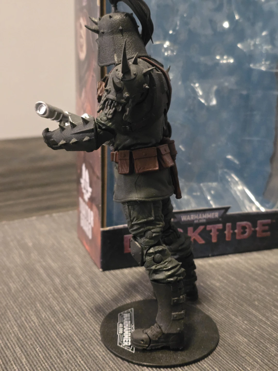 Warhammer Darktide Traitor Guard Action Figure - photo 2