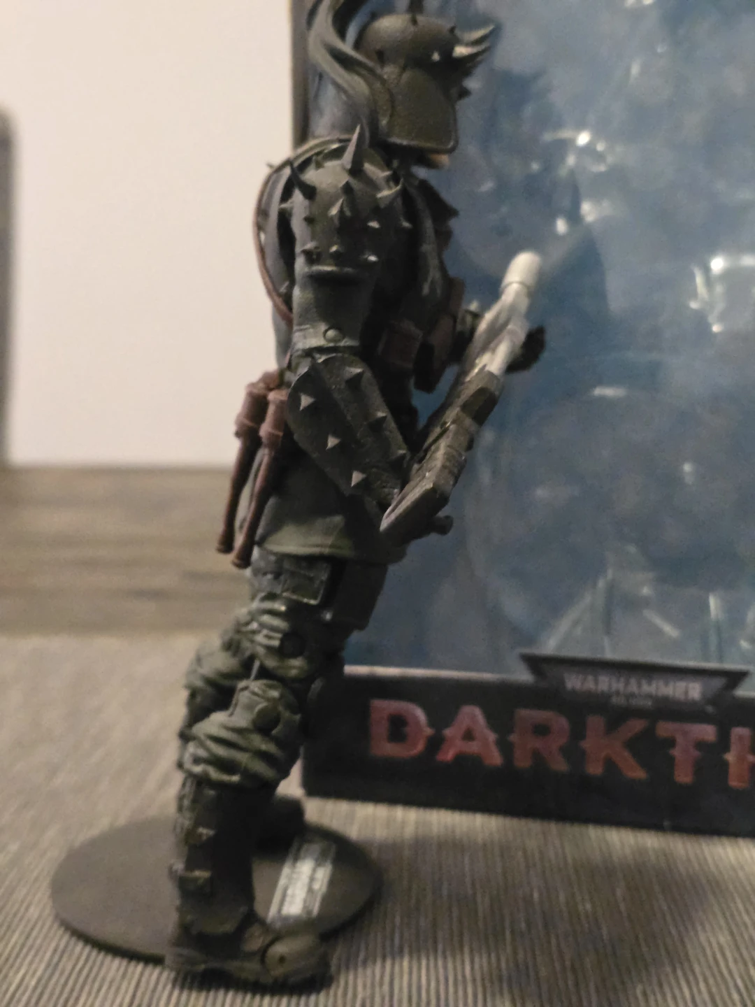 Warhammer Darktide Traitor Guard Action Figure - photo 3