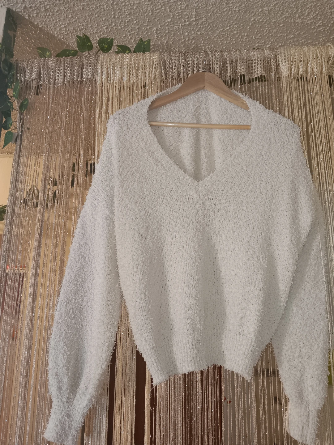 Universal Thread White Cozy Knit V-Neck Sweater🏆