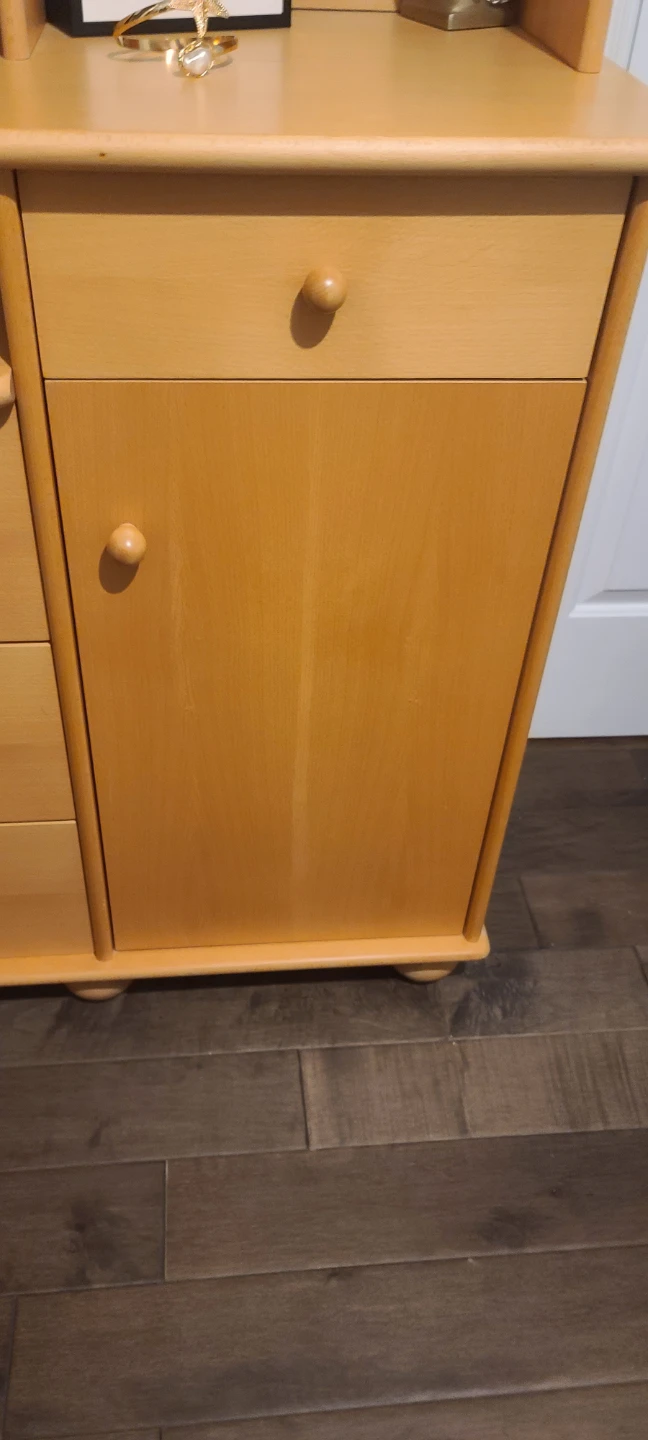 Maple-look cabinet with drawer