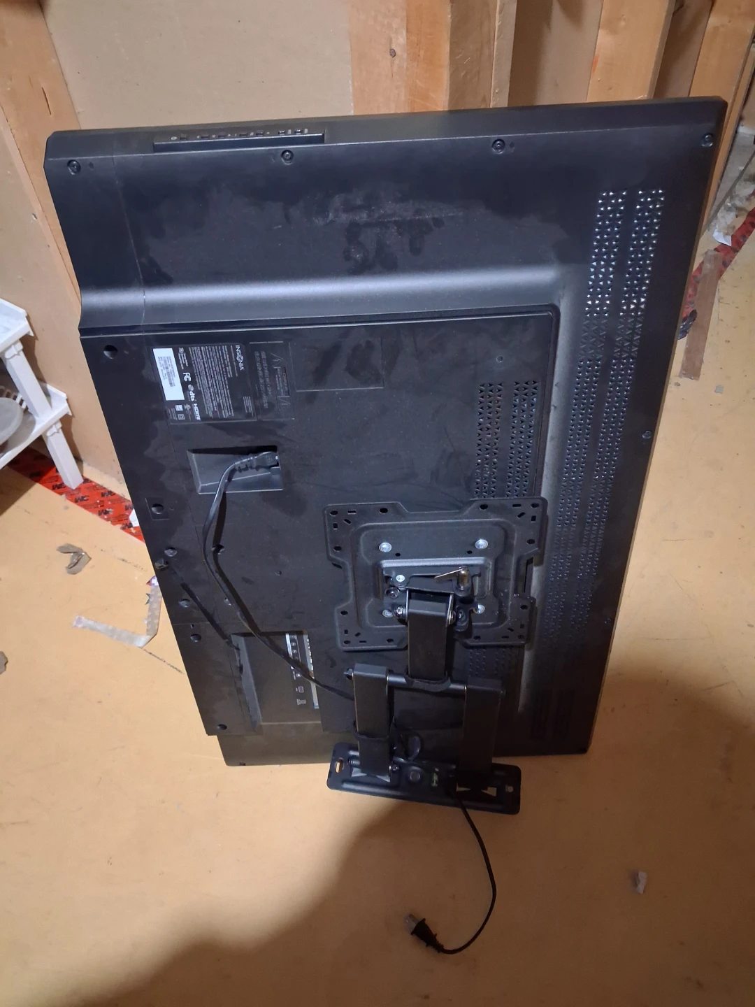 Insignia TV with ONN Full Motion Wall Mount - photo 3