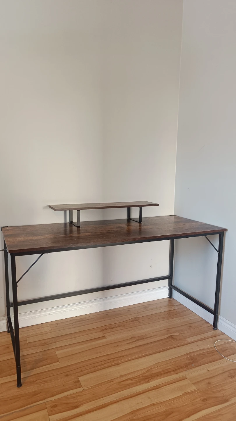 Modern Desk + Ergonomic Gaming Chair – Great Condition - photo 2