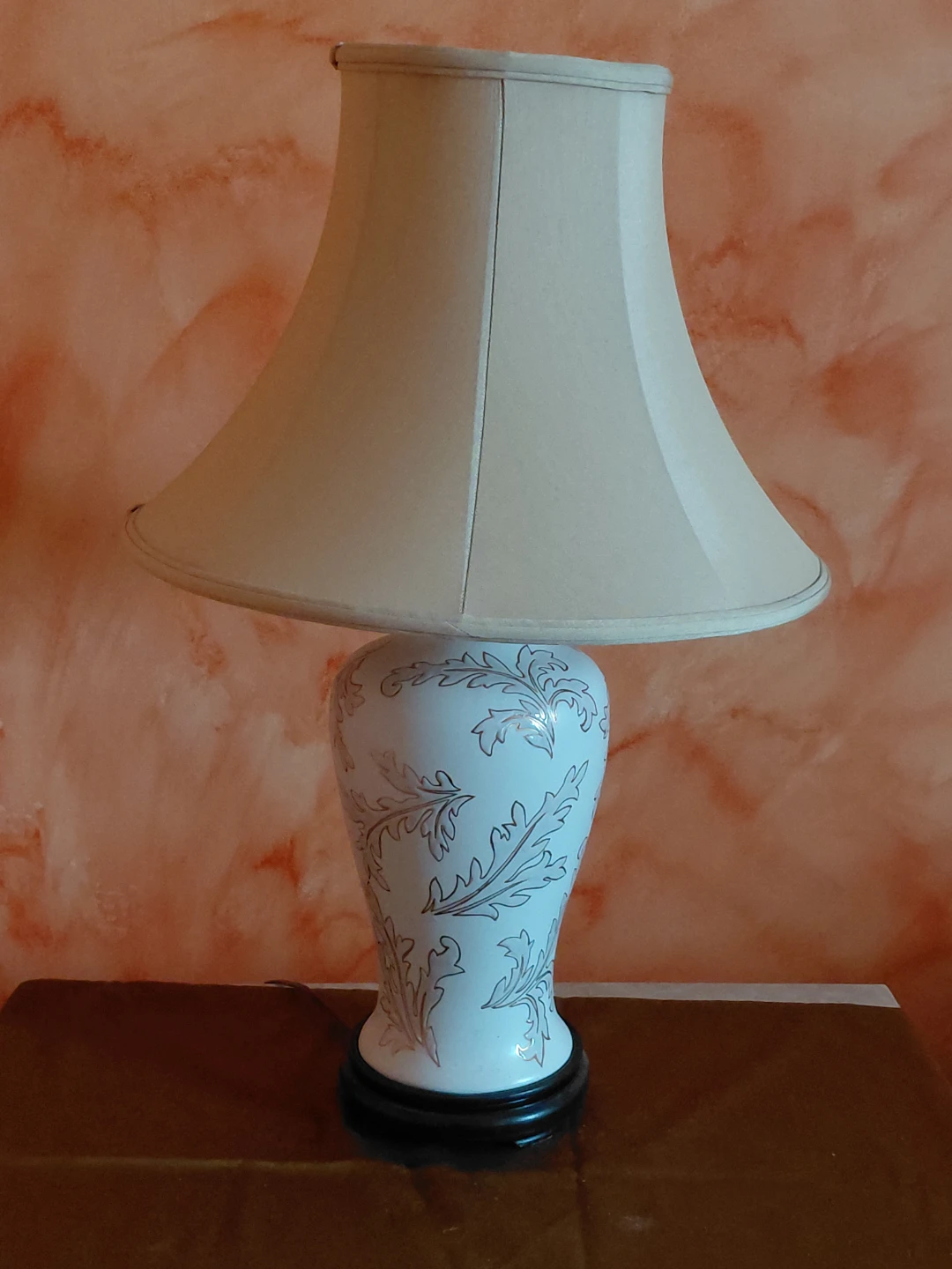 Decorative Table Lamp with Leaf Design