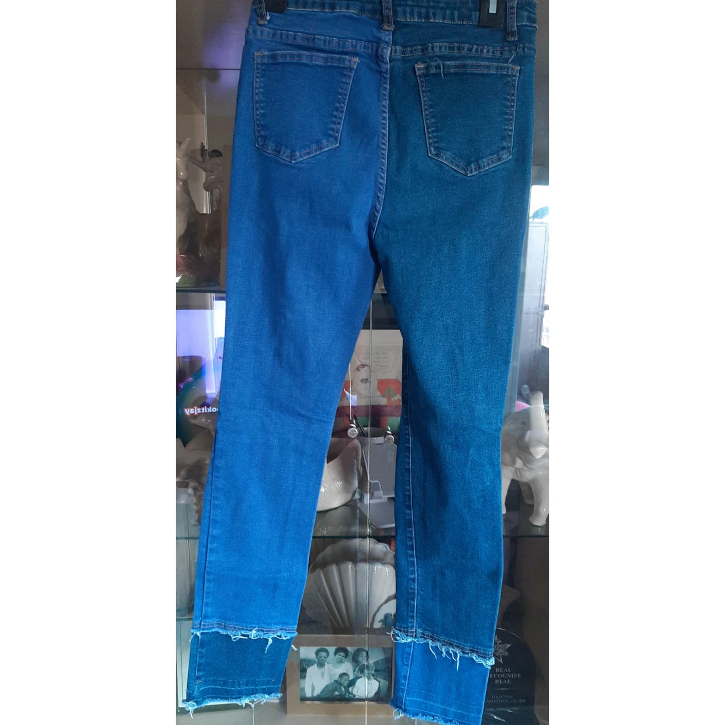 2pc Women's Ripped Blue Jeans and Floral Tank Top Set - photo 2
