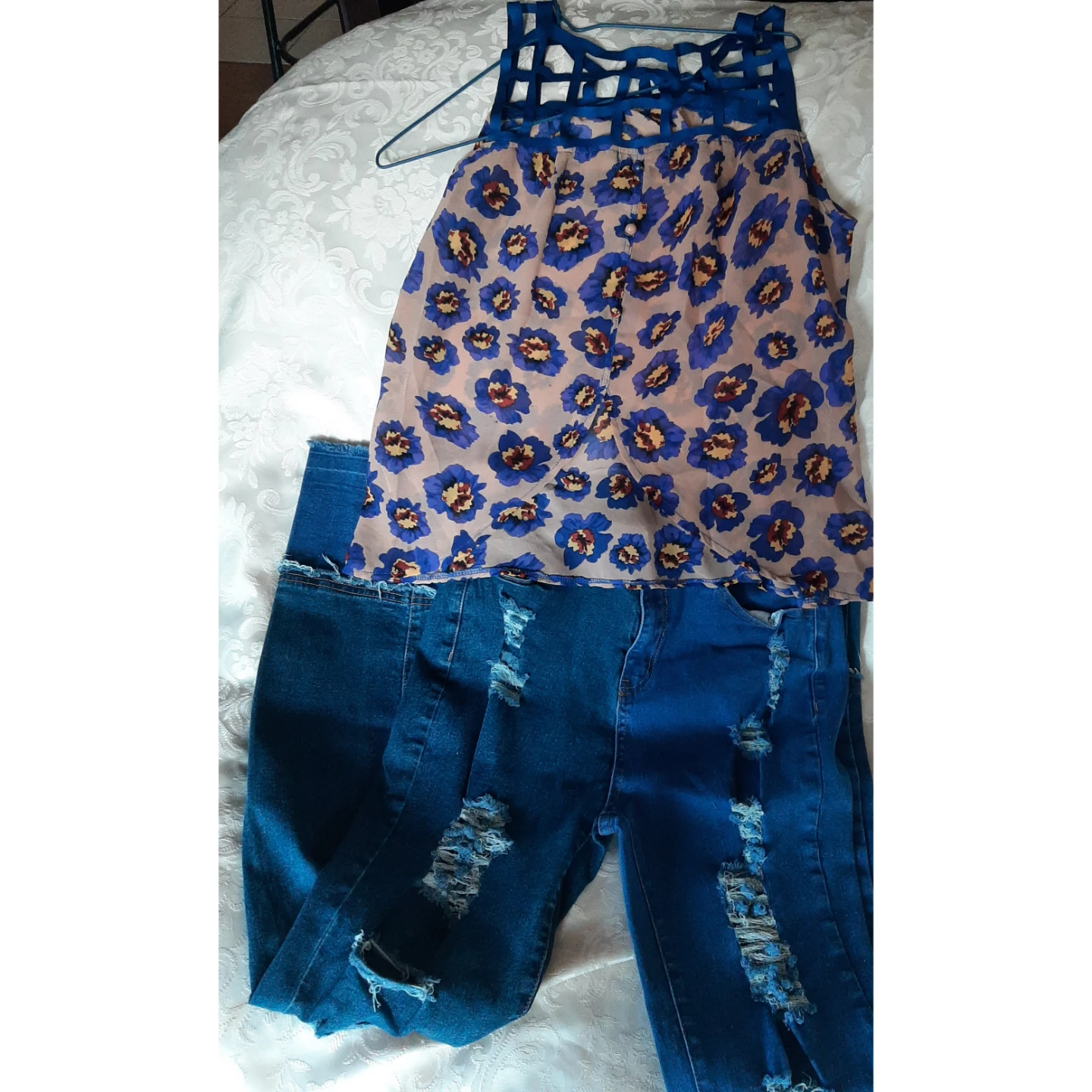 2pc Women's Ripped Blue Jeans and Floral Tank Top Set - photo 3