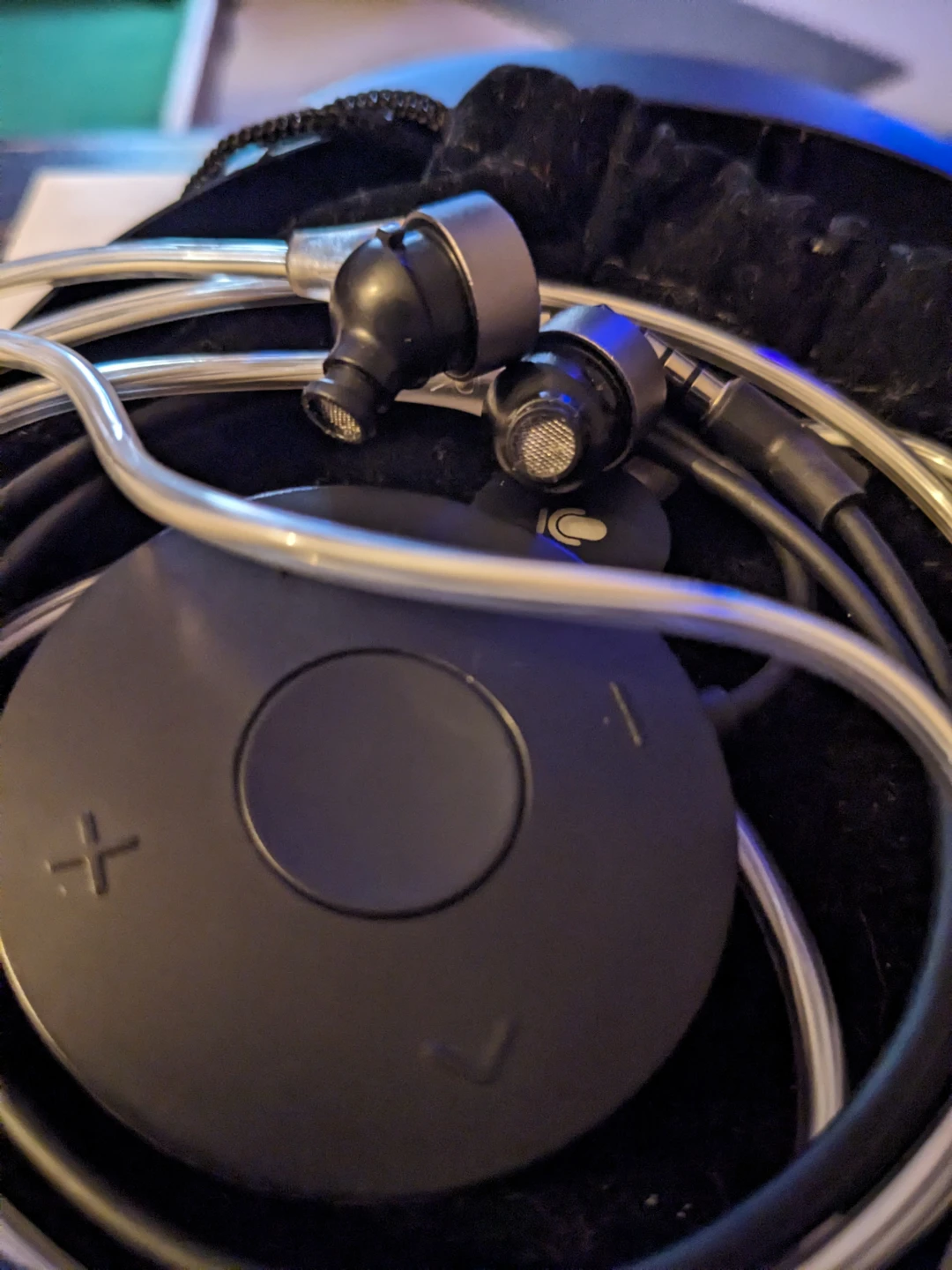 Glow In-Ear Headphones with mic and controls (glows RED) - photo 5